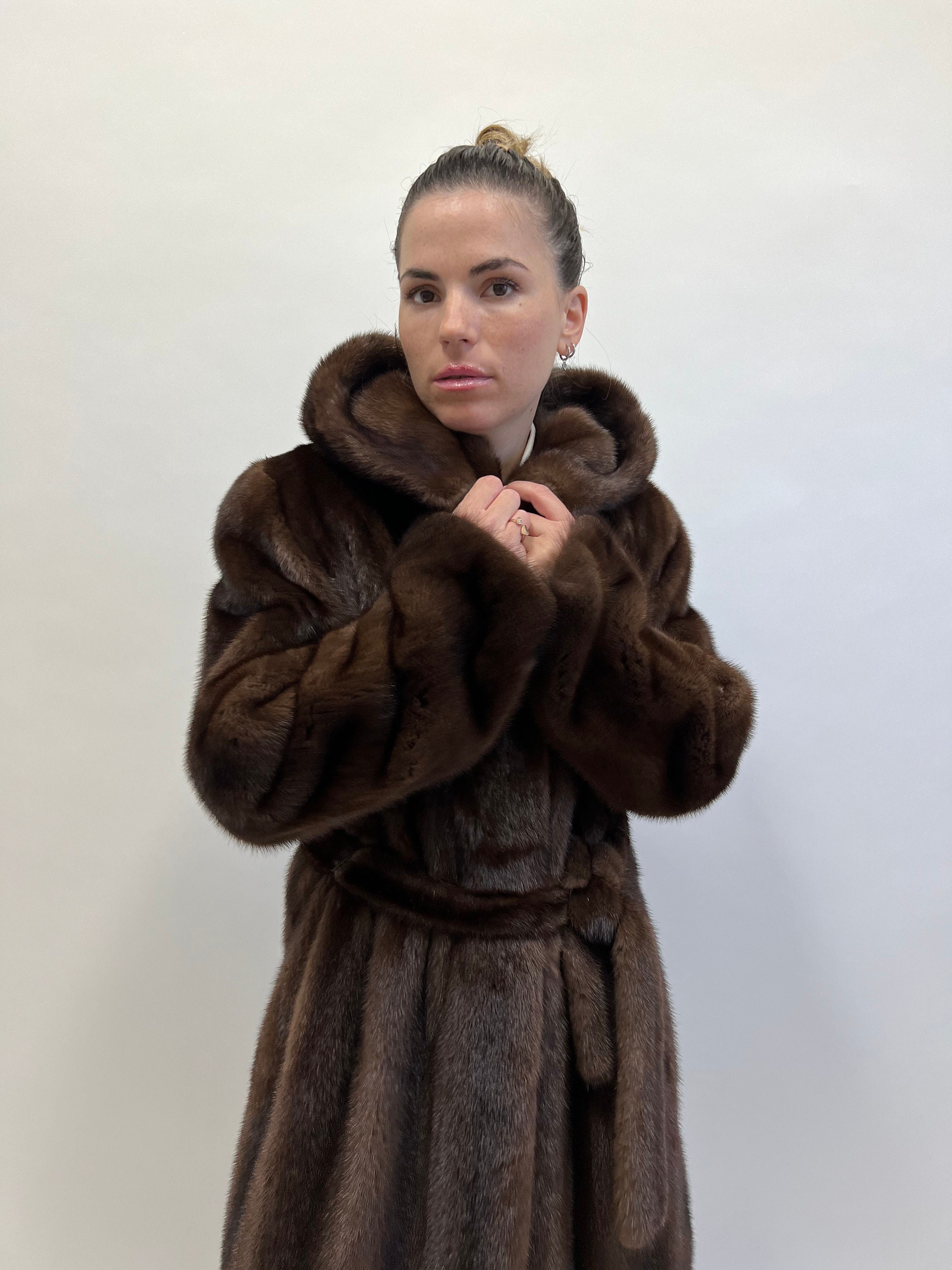 ブラウンミンクファーフード付きコート：デミバフロングストローラー