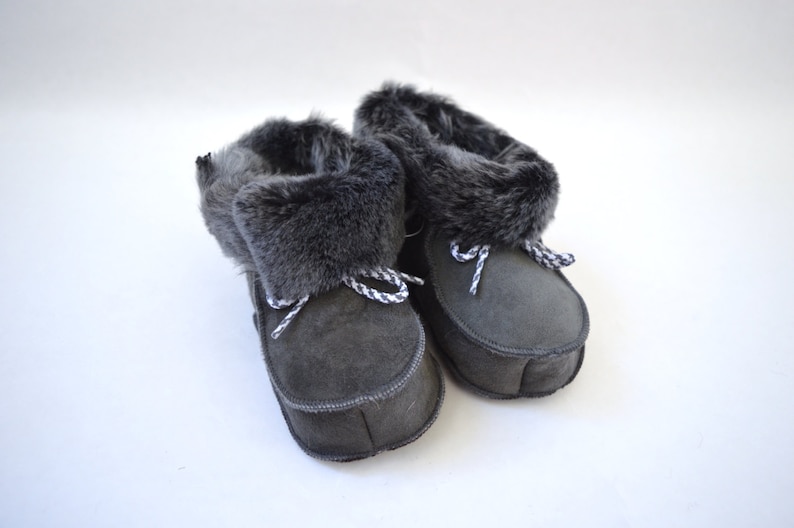 Genuine shearling slippers for babies. Real fur crib shoes. Baby shearling shoes. Fur baby booties. Real fur infant slippers. Leather shoes. image 3