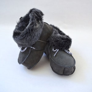 Genuine shearling slippers for babies. Real fur crib shoes. Baby shearling shoes. Fur baby booties. Real fur infant slippers. Leather shoes. image 4