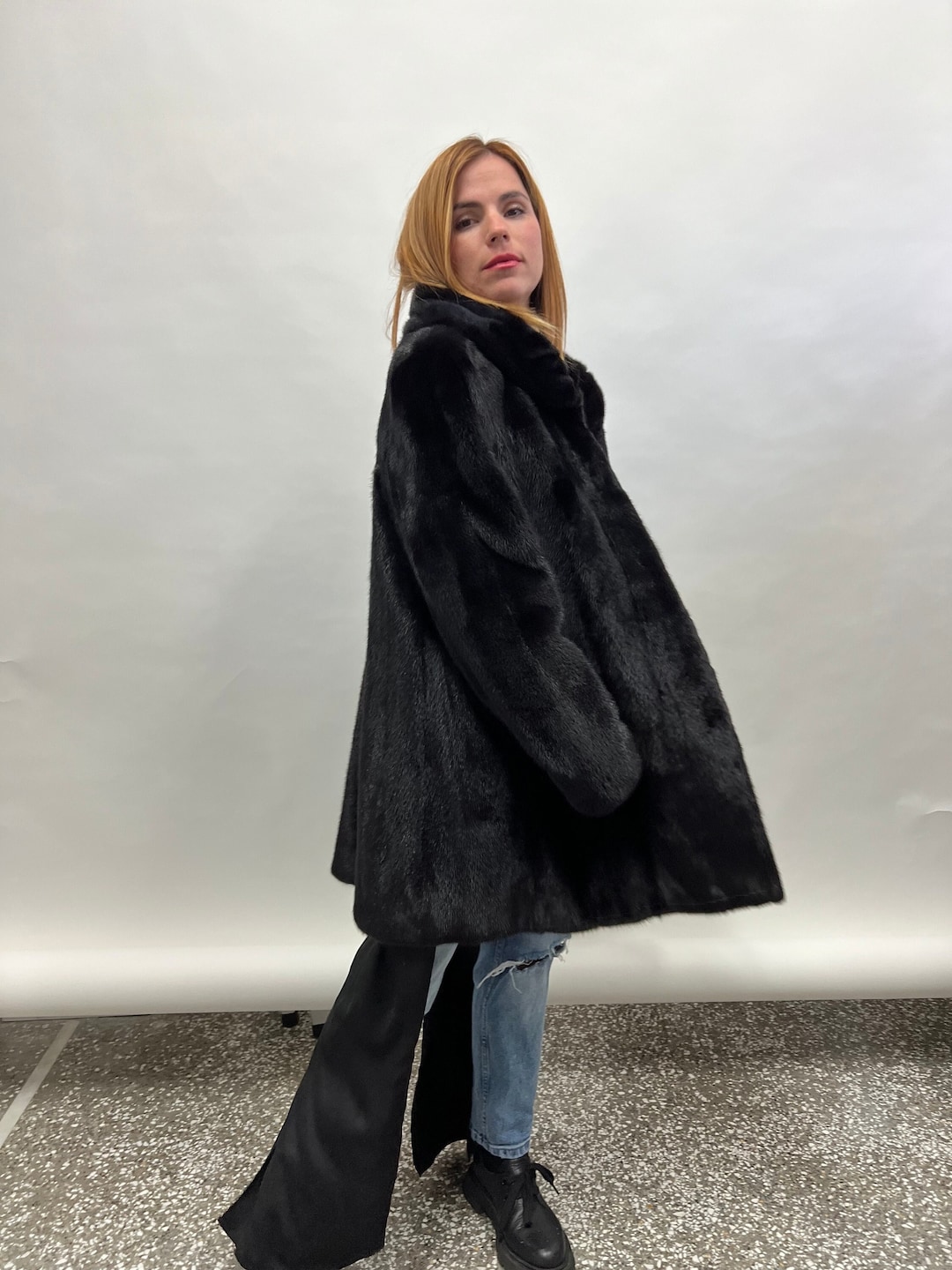 本物の黒のストレートラインのサガミンクの高級毛皮コート。毛皮の