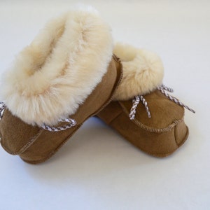 Genuine shearling slippers for babies. Real fur crib shoes. Baby shearling shoes. Fur baby booties. Real fur infant slippers. Leather shoes. image 2