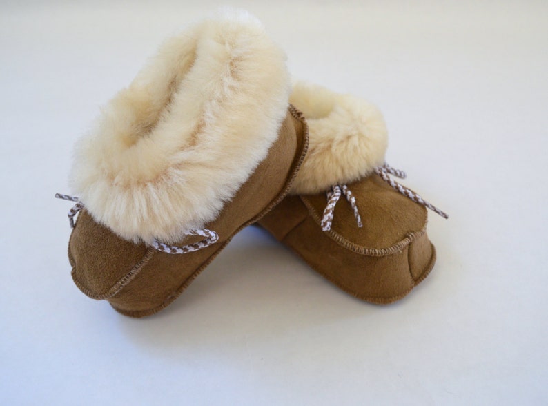 Genuine shearling slippers for babies. Real fur crib shoes. Baby shearling shoes. Fur baby booties. Real fur infant slippers. Leather shoes. image 2