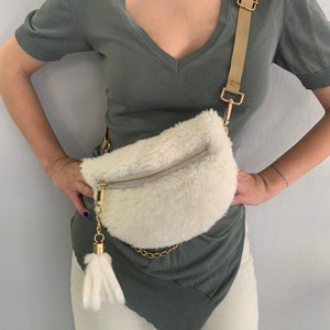 Real sheepskin fur bumbag in white with chain and zipper, multi-wearable shearling purse . Soft and lined fanny fur bag. Luxury gift