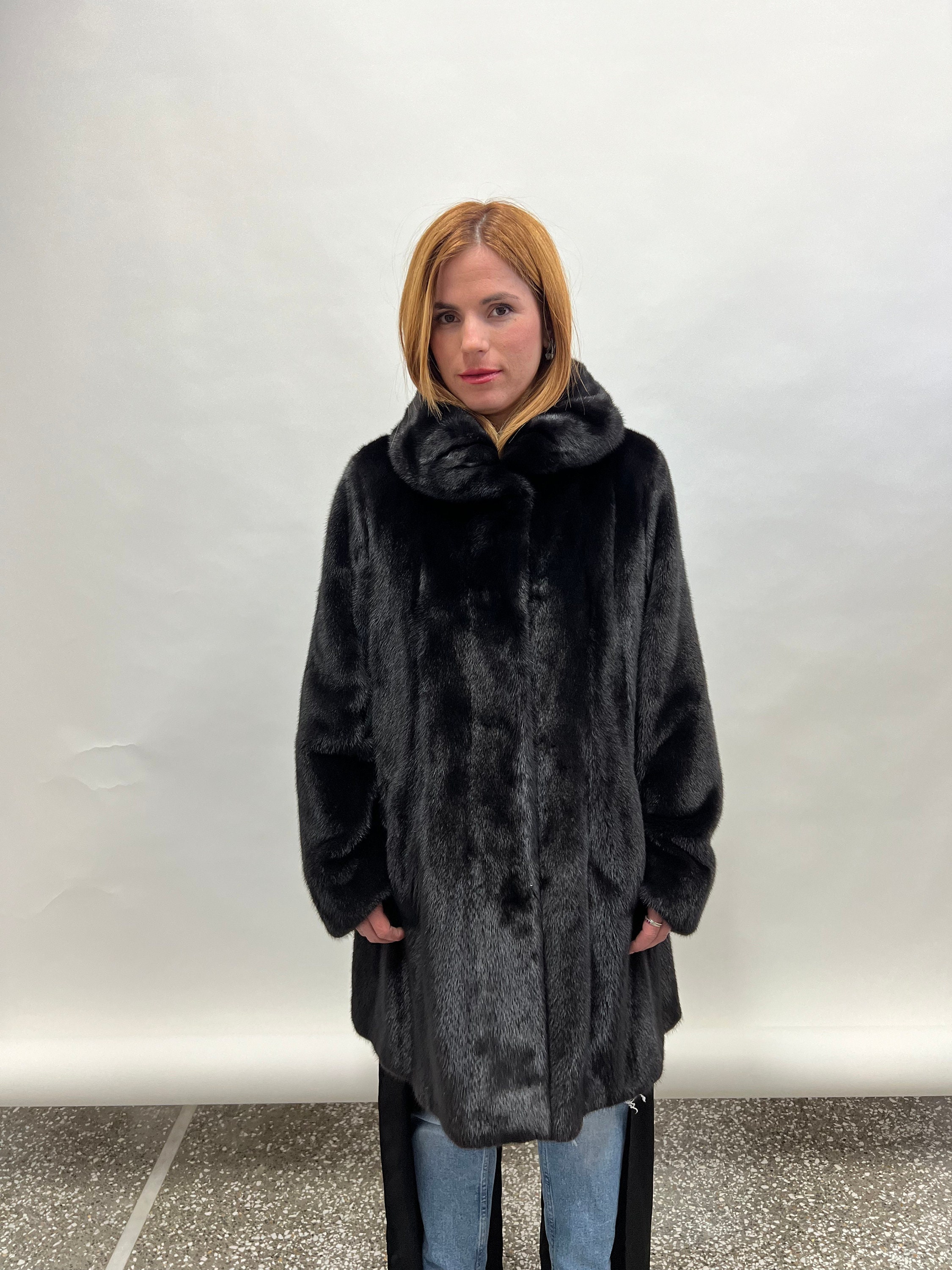 本物の黒のストレートラインのサガミンクの高級毛皮コート。毛皮の