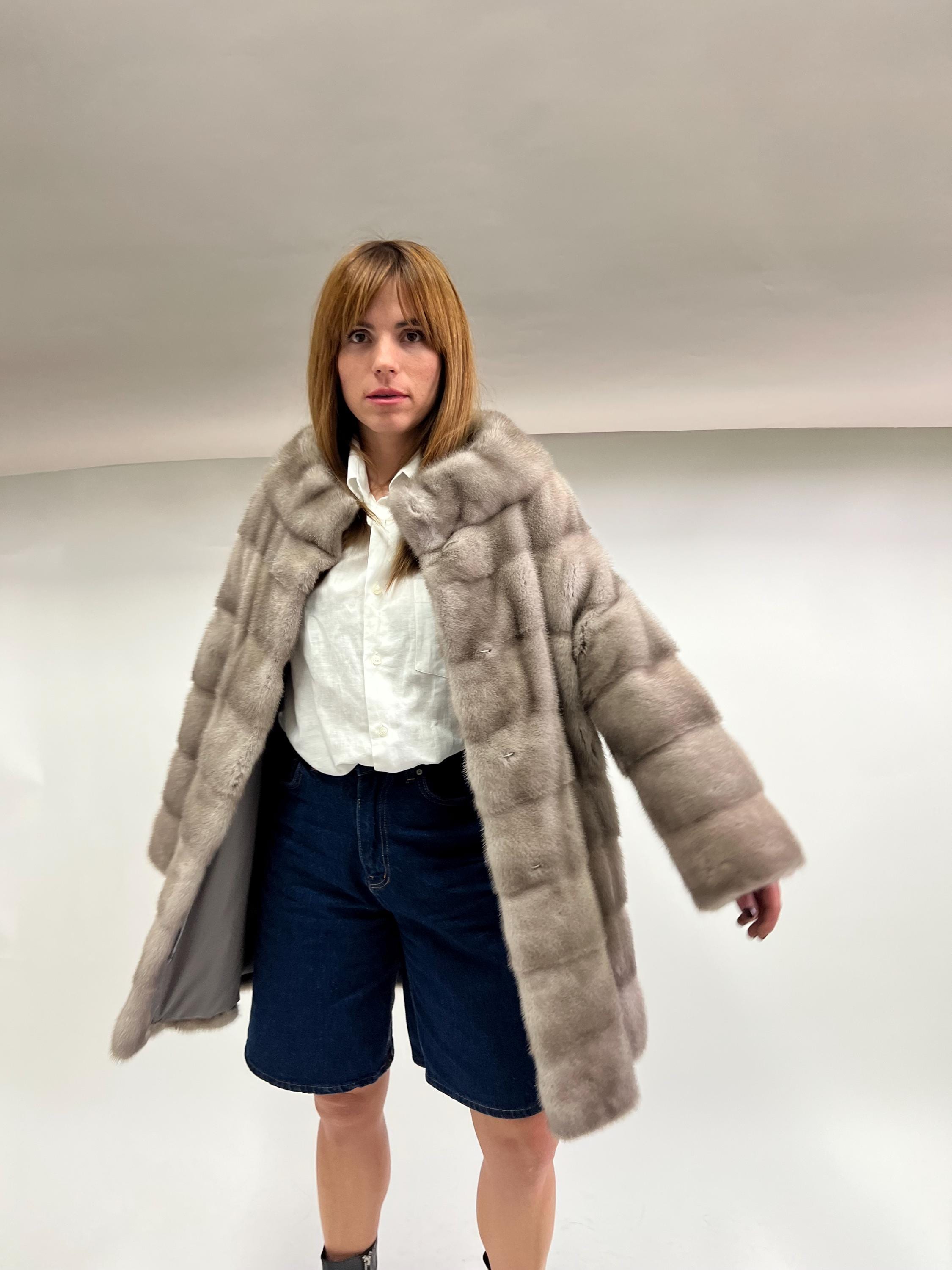 本物のシルバーミンクファーコート、ハイカラーの横長グレー