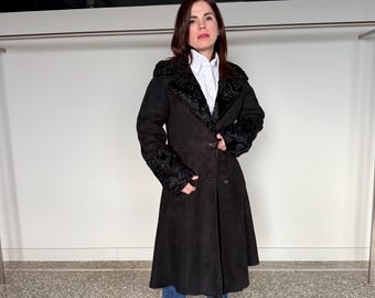 Full grain Reversible ebony Swakara lamb fur coat with brown suede effect. Velour touch suede fitted Fur stroller.