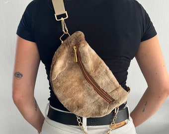 Real sheared mink fur bumbag in beige marble with chain, wearable on waist, back or shoulder. Soft and lined fanny mink fur bag. Luxury gift