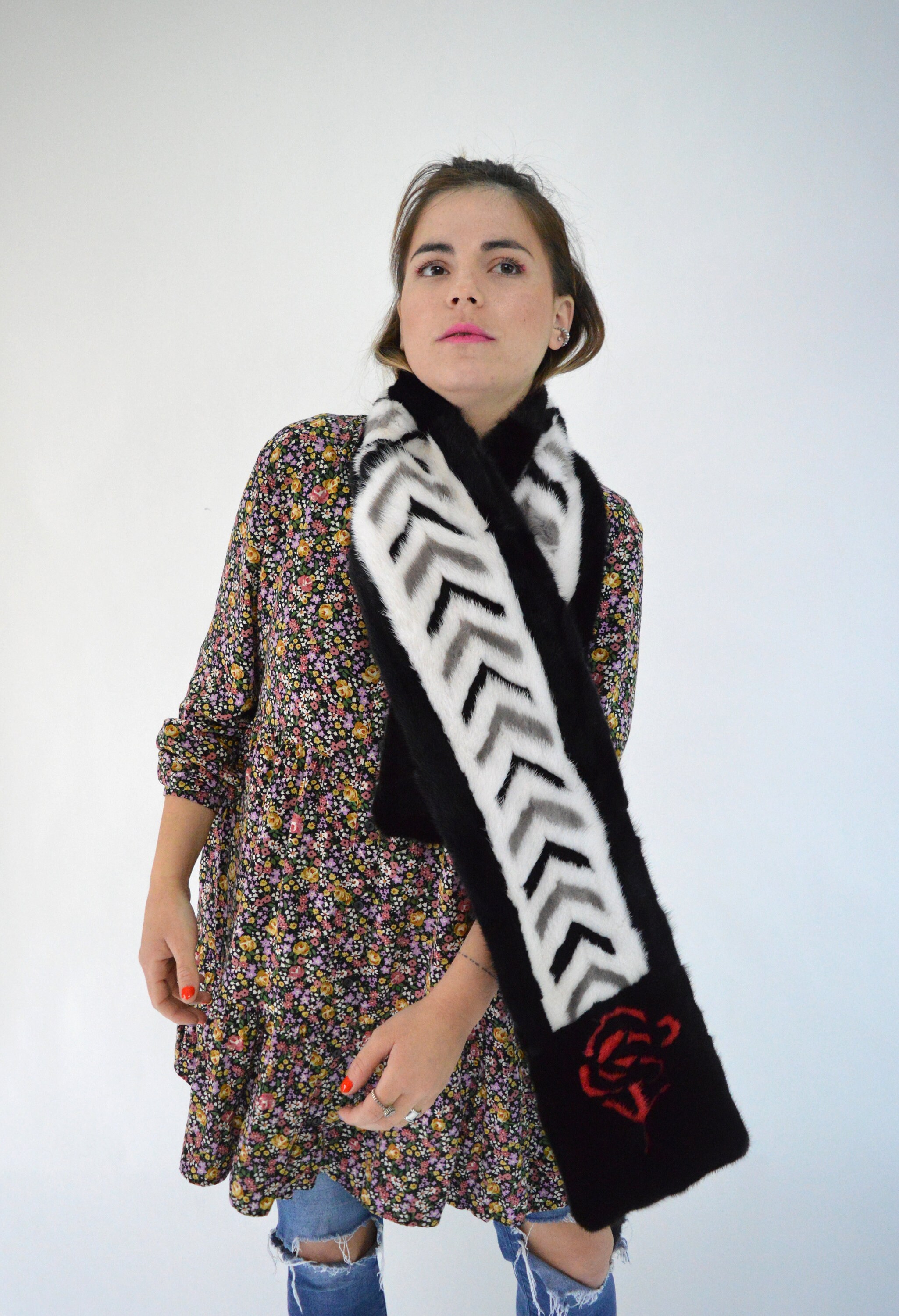 Femmes Véritable Vison Fourrure Fait Main Tissé Hiver écharpe avec rubans Moelleux Chaud Noir Femmes Véritable Vison Fourrure Fait Main Tissé Hiver écharpe avec rubans Moelleux Chaud Noir