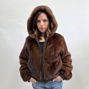 Echter brauner und Leder Nerz Pelz Reverskragen Bomber mit Kapuze. Demi Buff Jacke.Super warme geschmeidige Nerz Vollhaut Fell. Erschwingliches Luxus Pelzgeschenk.