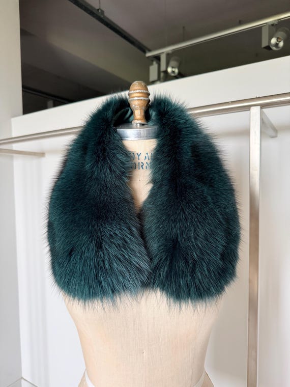 Real fin raccoon dyed Fur Emerald Collar: Luxury Green Neck Warmer Stole