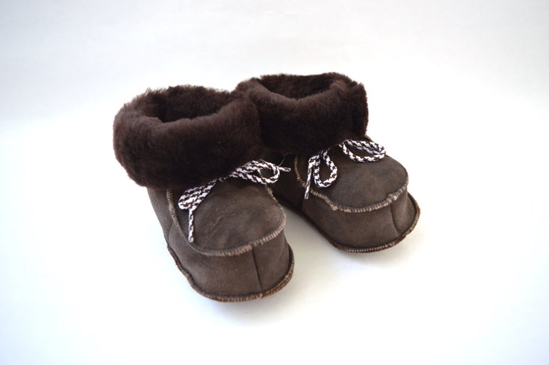 Genuine shearling slippers for babies. Real fur crib shoes. Baby shearling shoes. Fur baby booties. Real fur infant slippers. Leather shoes. image 5