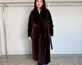 Handmade reversible shearling with animal print. Black leather sheepskin coat: Super warm Sheepskin stroller.