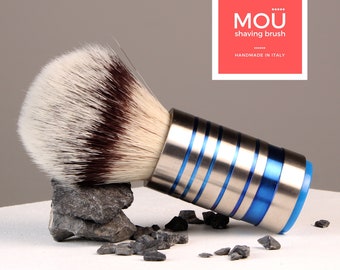 TITANIUM scheerkwast met geanodiseerde blauwe kanalen - 24 mm synthetische knoop