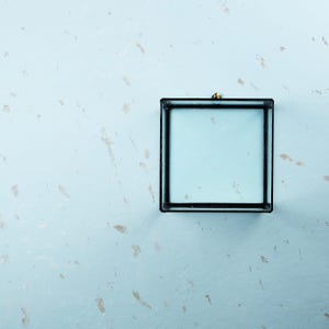 Wall Cube 9x9x9 cm (3.5x3.5x3,5 inches)-Glass Display Showcase for miniatures, jewelry, mineral collection or other