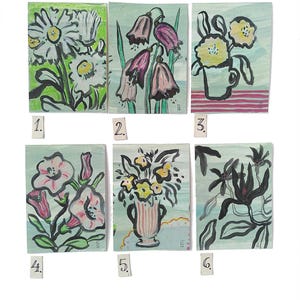 Könnte beinhalten: Sechs kleine Blumenbilder. Jedes Gemälde zeigt eine andere Anordnung von Blumen in verschiedenen Farben, darunter Weiß, Rosa, Gelb und Lila. Die Gemälde sind von 1 bis 6 nummeriert und vor einem hellblauen Hintergrund angeordnet.