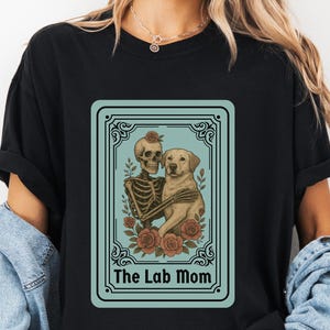 Camiseta de mamá labrador espeluznante y adorable, camiseta de labrador gótica pastel, top de tarot floral de Dark Academia con diseño de esqueleto celestial vintage de bruja