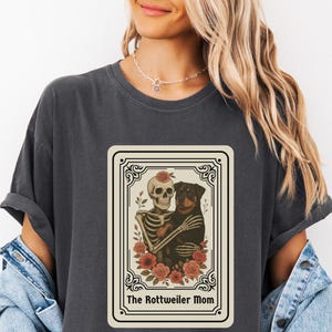 Camiseta gótica con la carta del tarot de mamá rottweiler, camisa de perro esqueleto, regalo único para amantes de las mascotas, top con estampado de calavera espeluznante, ropa floral de bruja para amantes de los rottweiler