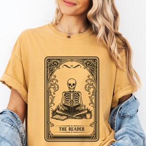 Lustiges Tarotkarten T-Shirt für Leser, Geschenkidee für Buchliebhaber, T-Shirt im Gothic-Stil, Bücherwurm-T-Shirt mit Totenkopf-Kunst-Tarot-Print