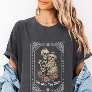 T-shirt Shih Tzu, couleurs confortables, carte de tarot, t-shirt d'automne pour maman Shih Tzu, cadeau pour maman Shih Tzu, squelette Shih Tzu