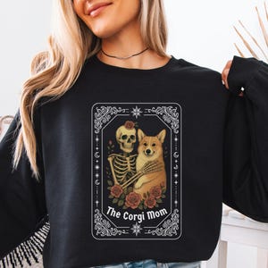 Camisa de Corgi para mamá de perro, sudadera con esqueleto de Corgi con carta de tarot gótica floral, regalo gótico con rosas para amantes de los perros, lindo suéter gótico pastel