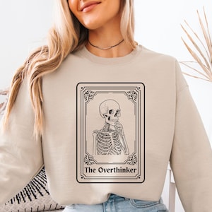 Moletom com gola redonda The Overthinker, moletom aconchegante para almas pensativas, presente de moletom unissex, roupa de outono, presente de Halloween