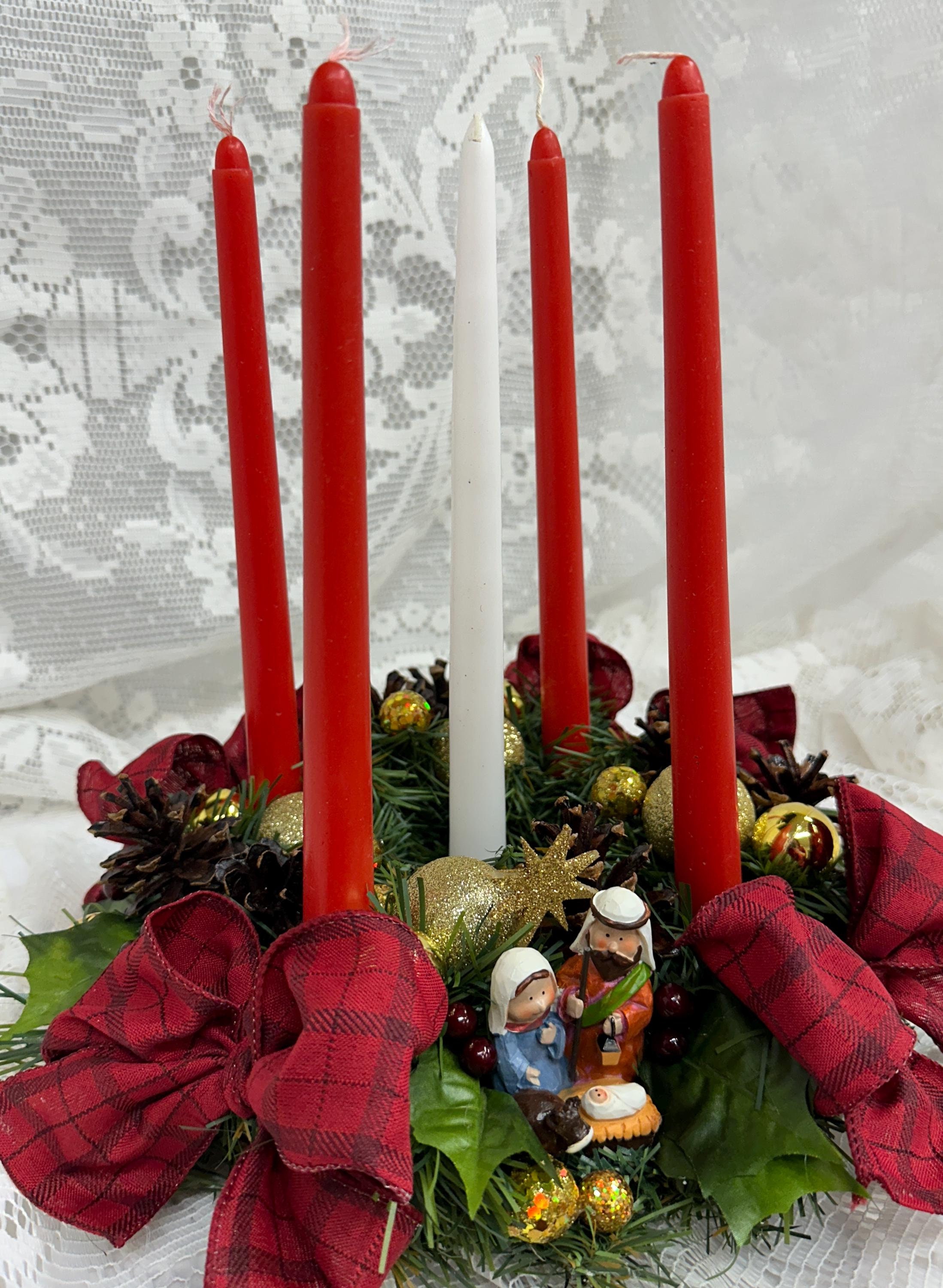 キャンドルリース | 4点セットキャンドルリングリース | 人工松ぼっくり赤いベリー装飾テーブルセンターピース リビングマントル寝室 キャンドルリース  | 4点セットクリスマスキャンドルホルダーリース,人工松ぼっくり 赤いベリー装飾 テーブルセンターピース ホーム ... クリスマスキャンドルホルダー、赤いベリーと松ぼっくりが飾られた金色のテーブルセンターピース、マントル装飾用