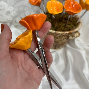 Regalo de oficina único para maestros o compañeros de trabajo: ABRECARTAS de amapola de California de cerámica esculpida a mano. ¡Ilumina tu escritorio con amapolas!