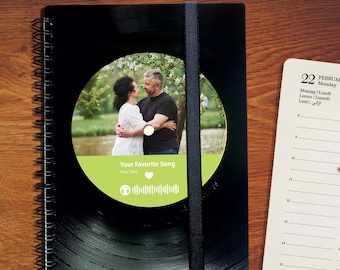 Personalisiertes Musik Geschenk | Taschenkalender 2024 aus Schallplatte mit deinem Foto und Song | Geschenk für Musiker  | Upcycling