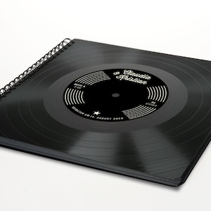 Álbum de fotos personalizado feito com discos de vinil | Casamento musical | Páginas Negras | Decoração de casamento | Disco de vinil personalizado | Pasta de argolas |
