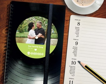 Personalisiertes Musik Geschenk | Taschenkalender 2024 aus Schallplatte mit deinem Foto und Song | Geschenk für Musiker  | Upcycling