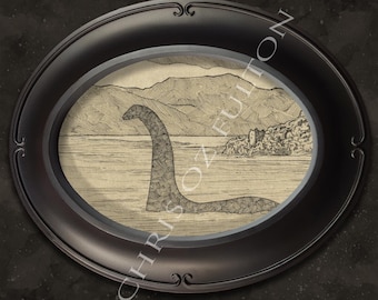 Puede incluir: Un marco ovalado negro con una ilustración vintage del monstruo del Lago Ness en un lago con montañas en el fondo.