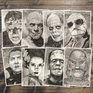 Op de afbeelding: Een verzameling van acht zwart-wit portretten van klassieke filmmonsters. De portretten omvatten de Wolfman, de Mummie, het Spook van de Opera, de Onzichtbare Man, Dracula, de Bruid van Frankenstein, Frankenstein's monster en het Wezen uit de Zwarte Lagune.