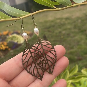 Pendientes colgantes de perla con hojas grandes