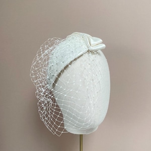 Ivory Bow Beaded Headpiece, 1950's Teardrop Headpiece, Bridal Bow Fascinator, Wedding Bow Fascinator, Bridal Bow Hat, Birdcage Veil
