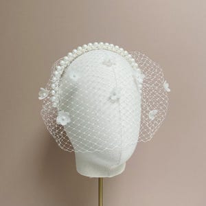 Bridal Flower Veil Headband, Flower Veil Headband, Veil and Pearl Headband, Bridal Veil, Flower Birdcage Veil, Wedding Pearl Headband