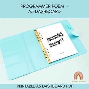Può includere: Un'agenda di colore azzurro chiaro di formato A5 con un raccoglitore ad anelli dorato. L'agenda è aperta su una pagina bianca con testo nero che dice "Roses are Red, Violets are Blue, Unexpected '[' on line 32."