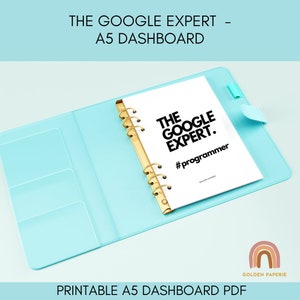 Könnte beinhalten: Ein hellblauer A5-Ordner mit einer weißen Seite, die auf ein druckbares Dashboard mit dem Text "THE GOOGLE EXPERT. #programmer" geöffnet ist.