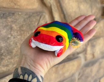 Peluche de rana arcoíris del orgullo