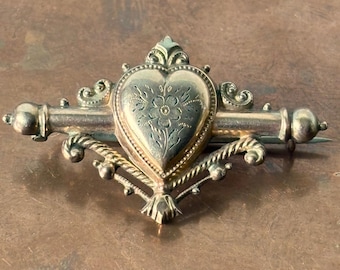 Antike viktorianische Bar-Brosche um 1900 – Herz mit floraler Gravur – Gold-Doublé / Roséton um 1890
