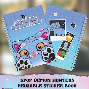 以下が含まれることがあります： 青い猫のデザインの、スパイラル綴じのステッカーブックが2冊。1冊の表紙には「MY LITTLE STICKER BOOK」と書かれています。もう1冊には、青い猫のポラロイド風写真が載っています。画像の下部には「KPOP DEMON HUNTERS REUSABLE STICKER BOOK」と書かれています。