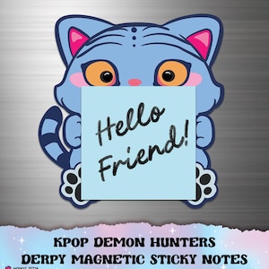 以下が含まれることがあります： 「Hello Friend!」の文字が黒で書かれた水色の正方形を持つ、青い猫の形をしたマグネットステッカー。猫はオレンジ色の目、ピンク色の耳、縞模様の尻尾をしています。画像の下部には「KPOP DEMON HUNTERS DERPY MAGNETIC STICKY NOTES」と書かれています。
