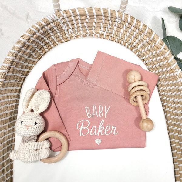 Bestickter Langarm-Body – Bio-Baumwolle – individuelles Geschenk zur Babyparty – personalisiertes Coming-Home-Outfit