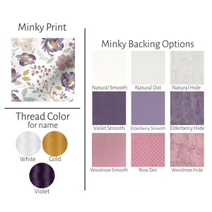 Puede incluir: Un gr&aacute;fico que muestra diferentes estampados de tela minky y opciones de respaldo. Los estampados de tela incluyen un patr&oacute;n floral con acentos morados, rosados y dorados. Las opciones de respaldo incluyen liso natural, puntos naturales, natural oculto, liso violeta, liso de sa&uacute;co, oculto de sa&uacute;co, liso de rosa de madera, puntos de rosa y oculto de rosa de madera. El gr&aacute;fico tambi&eacute;n muestra opciones de color de hilo para los nombres, incluyendo blanco, dorado y violeta.