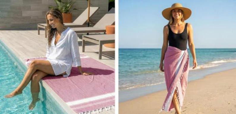 Puede incluir: Una mujer con una camisa blanca sentada junto a una piscina, con una toalla de playa a rayas rosas y blancas. Otra mujer lleva un top negro y un pareo rosa mientras camina por la playa, con un sombrero de paja.
