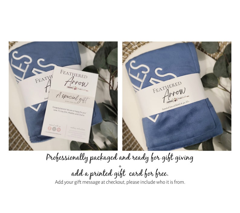Peut inclure: Une couverture bleue et blanche avec le mot "bless" brod&eacute; dessus. La couverture est pli&eacute;e et emball&eacute;e avec une carte blanche qui dit "Feathered Arrow" et "A special gift".
