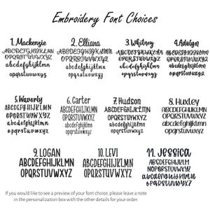 Puede incluir: Un fondo blanco muestra once opciones de fuentes de bordado, cada una con alfabetos en may&uacute;sculas y min&uacute;sculas. Las fuentes est&aacute;n etiquetadas con nombres como Mackenzie, Elliana y Whitney. El texto "Embroidery Font Choices" est&aacute; en la parte superior.