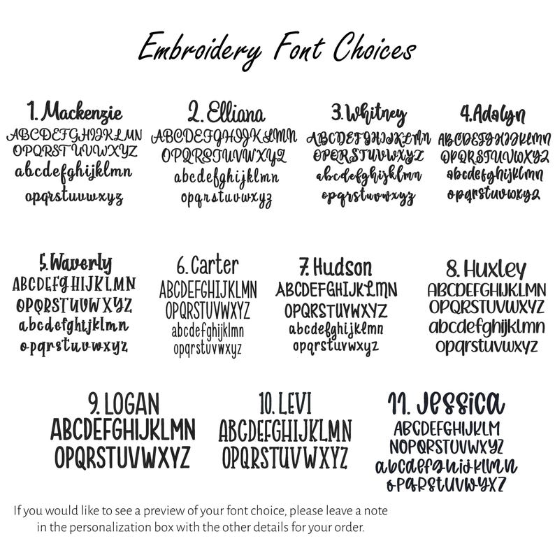 Puede incluir: Un fondo blanco muestra once opciones de fuentes de bordado, cada una con alfabetos en may&uacute;sculas y min&uacute;sculas. Las fuentes est&aacute;n etiquetadas con nombres como Mackenzie, Elliana y Whitney. El texto "Embroidery Font Choices" est&aacute; en la parte superior.