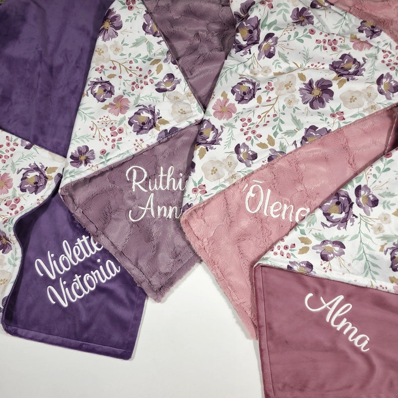 Puede incluir: Cuatro mantas personalizadas con patrones florales. Las mantas est&aacute;n hechas de tela suave y afelpada y tienen diferentes nombres bordados: Violette Victoria, Ruth Ann, Olene y Alma.