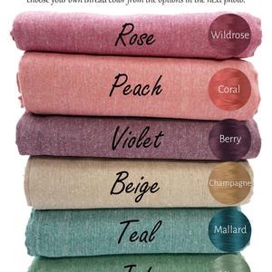 Puede incluir: Una pila de seis toallas dobladas en varios colores: Rosa, Melocot&oacute;n, Violeta, Beige, Verde azulado y Jade. Cada color de toalla est&aacute; etiquetado con un color de hilo correspondiente. El texto "Elige el color de tu toalla" est&aacute; en la parte superior.