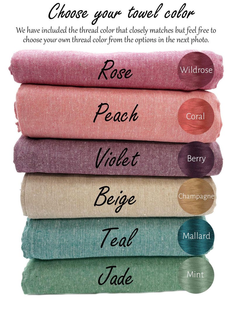 Puede incluir: Una pila de seis toallas dobladas en varios colores: Rosa, Melocot&oacute;n, Violeta, Beige, Verde azulado y Jade. Cada color de toalla est&aacute; etiquetado con un color de hilo correspondiente. El texto "Elige el color de tu toalla" est&aacute; en la parte superior.